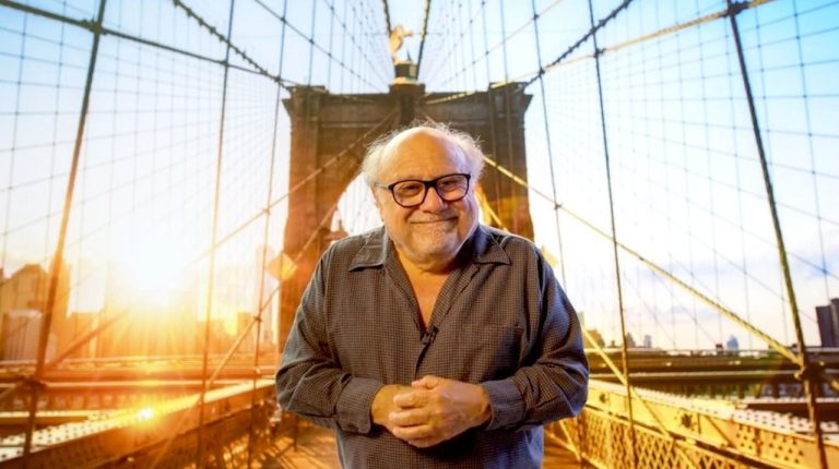 Les stars du live-action de One Piece veulent vraiment que Danny DeVito rejoigne le casting de la saison 2
