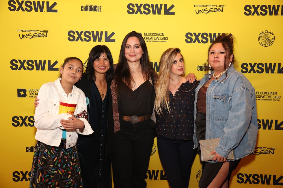 De gauche à droite, Jasmine Jazzy Bearkiller Shangreaux, Vanara Taing, Lily Gladstone, Morrisa Maltz et Lainey Bearkiller Shangreaux assistent à la première country inconnue lors de la conférence et des festivals sxsw 2022 au théâtre aux États-Unis le 13 mars 2022.