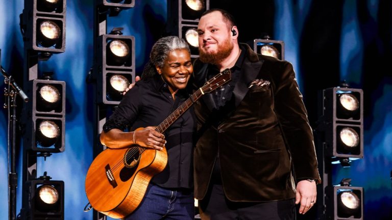 Luke Combs dit que sa performance aux Grammys avec Tracy Chapman est « encore difficile à traiter »
