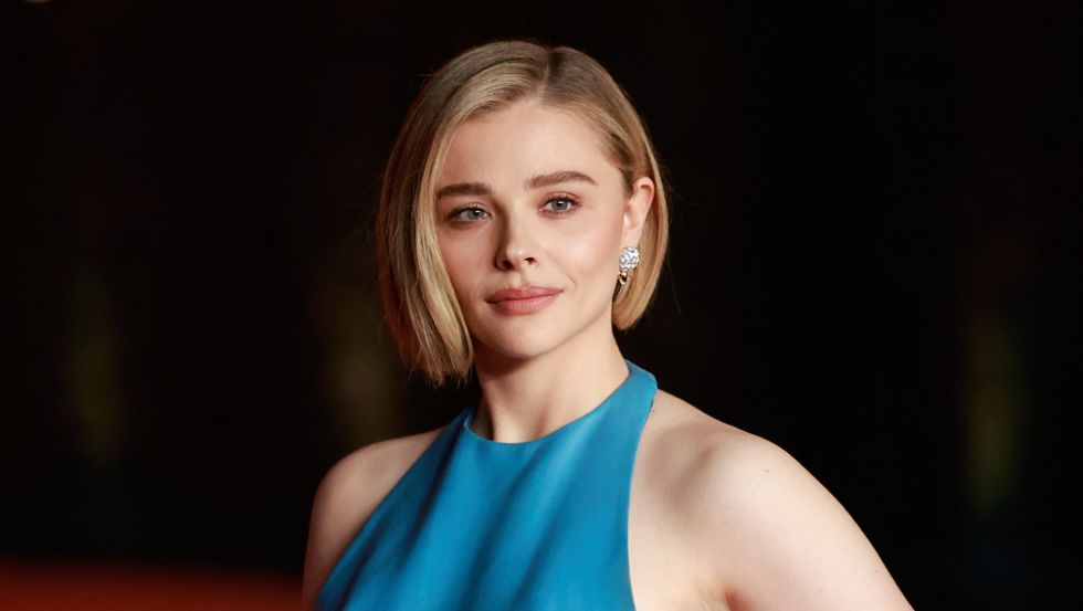 Chloé Grace Moretz dans une robe bleue sur le tapis rouge