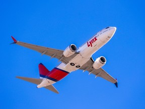 Un Boeing 737 Max 8 de Lynx Air décolle de Calgary pour le vol inaugural de la compagnie, le jeudi 7 avril 2022.