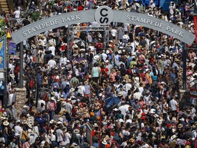 Un ancien membre d'un groupe de jeunes dirigé par le Stampede de Calgary dit qu'il s'attend à se sentir sur ses gardes maintenant que la semi-liberté a été accordée à l'homme qui a agressé sexuellement des adolescents pendant trois décennies.  Foule au défilé du Stampede de Calgary, à Calgary, le dimanche 9 juillet 2023.