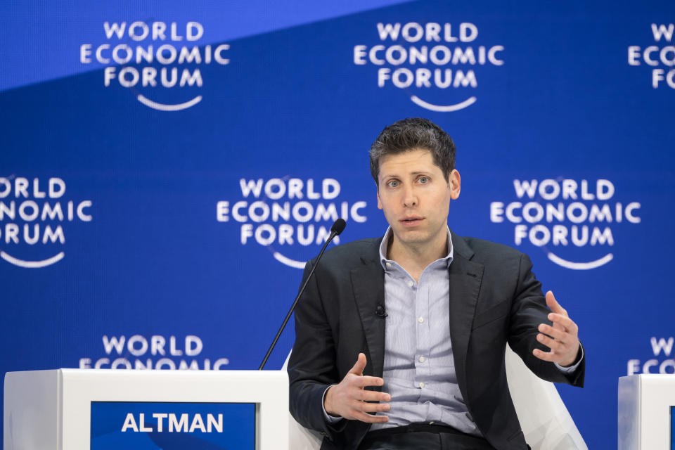 Le PDG d'OpenAI, Sam Altman, fait des gestes lors d'une session du Forum économique mondial (WEF) à Davos le 18 janvier 2024. (Photo de Fabrice COFFRINI / AFP) (Photo de FABRICE COFFRINI/AFP via Getty Images)