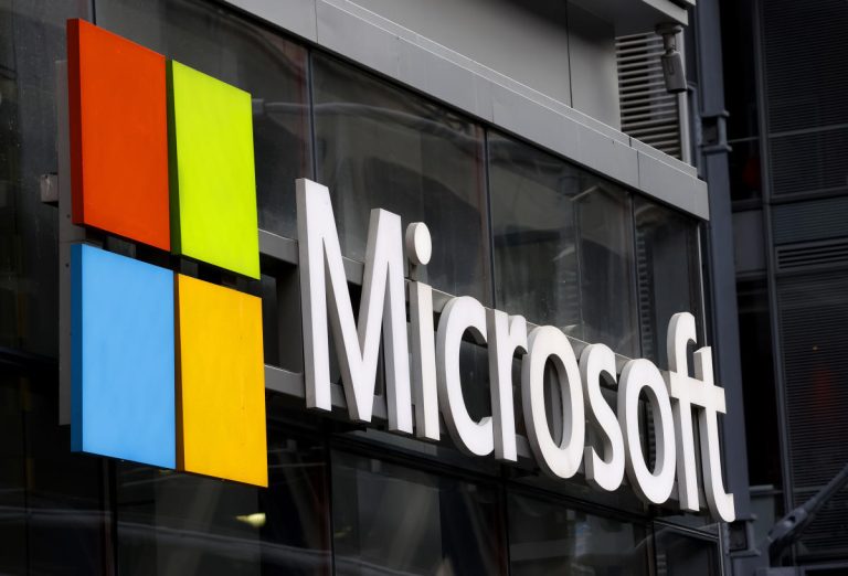 Microsoft s’associe à Semafor pour des reportages assistés par l’IA