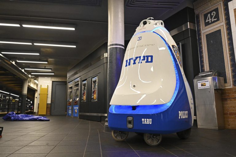 New York met fin à l’essai du robot de sécurité du métro de Times Square