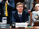 Galen Weston, président des Compagnies Loblaw limitée, attend de comparaître comme témoin devant le Comité permanent de l'agriculture et de l'agroalimentaire chargé d'enquêter sur l'inflation des prix des aliments à Ottawa, le 8 mars 2023.