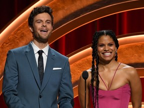 Zazie Beetz (à droite) et Jack Quaid annoncent les nominés pour la 96e cérémonie des Oscars au Samuel Goldwyn Theatre de Beverly Hills, Californie, le 23 janvier 2024.