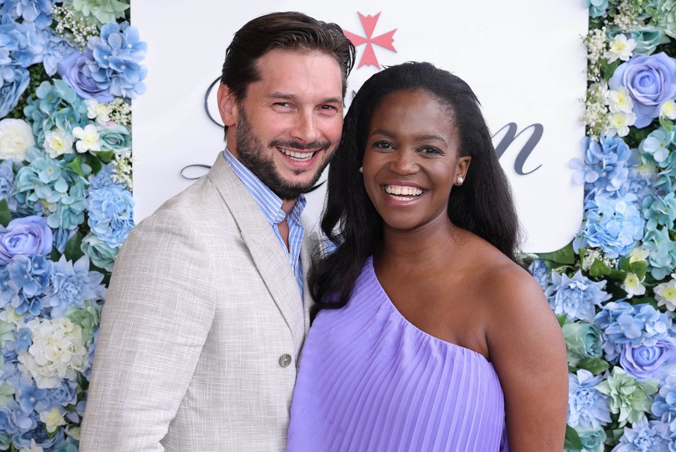 Marius Iepure et Oti Mabuse posent l'un à côté de l'autre et sourient