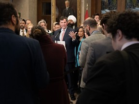 Des journalistes, des employés et des députés écoutent le ministre de la Sécurité publique, des Institutions démocratiques et des Affaires intergouvernementales, Dominic LeBlanc, parler du vol de voiture, le mercredi 7 février 2024 à Ottawa.  Le gouvernement fédéral affirme qu'environ 90 000 voitures sont volées chaque année au Canada, ce qui entraîne des coûts d'environ 1 milliard de dollars pour les assurés et les contribuables canadiens.