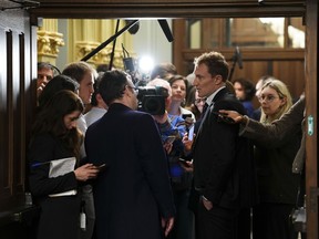 Le ministre de l'Immigration, des Réfugiés et de la Citoyenneté, Marc Miller, arrive à une réunion du Cabinet sur la Colline du Parlement à Ottawa, le mardi 27 février 2024.