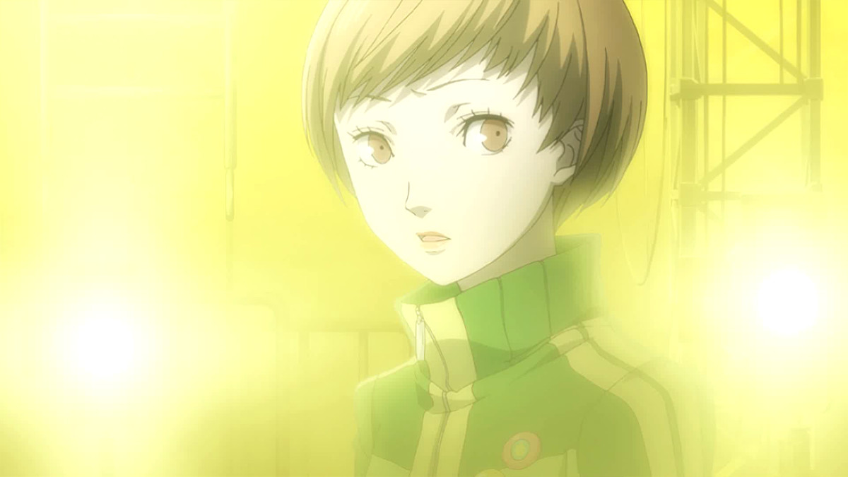 Chie Satonaka de Persona 4 Golden regarde l'écran.