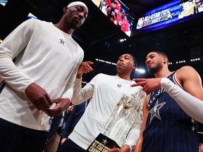 Bam Adebayo #13 du Miami Heat, de gauche à droite, Scottie Barnes #4 des Raptors de Toronto et Tyrese Haliburton #0 des Indiana Pacers et des All-Stars de la Conférence de l'Est célèbrent après avoir battu les All-Stars de la Conférence de l'Ouest lors du NBA All-2024. Star Game au Gainbridge Fieldhouse le 18 février 2024 à Indianapolis, Indiana.  (Photo de Stacy Revere/Getty Images)