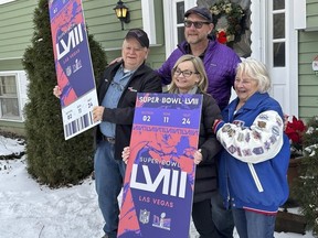 Don Crisman, à l'extrême gauche, pose avec sa femme, Beverley, à l'extrême droite, sa fille Sue Metevier et son partenaire Charles Hugo, avec des affiches de billets pour le Super Bowl 58, le jeudi 18 janvier 2024, à Kennebunk, Maine.  Don Crisman est l'une des rares personnes à avoir assisté à chaque Super Bowl.