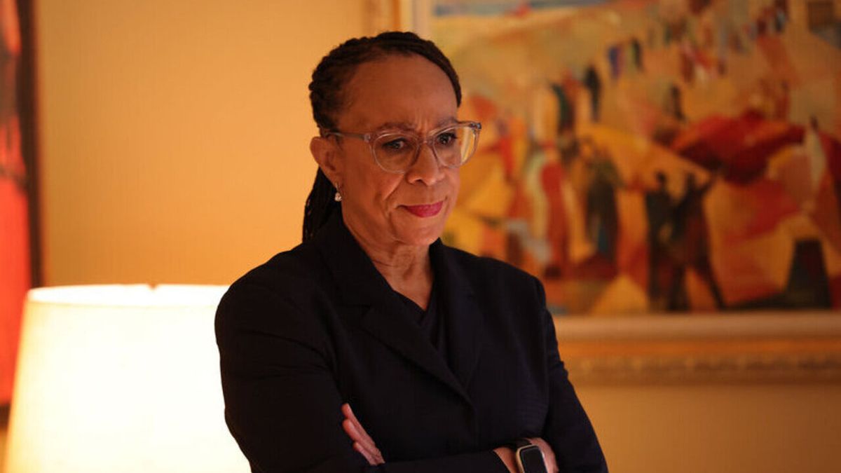 S. Epatha Merkerson as Sharon Goodwin in Chicago 9x04