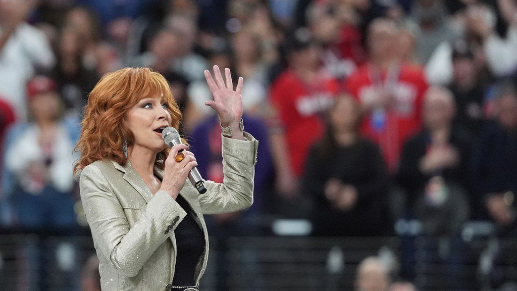 Reba McEntire interprète l'hymne national lors de l'avant-spectacle du Super Bowl
