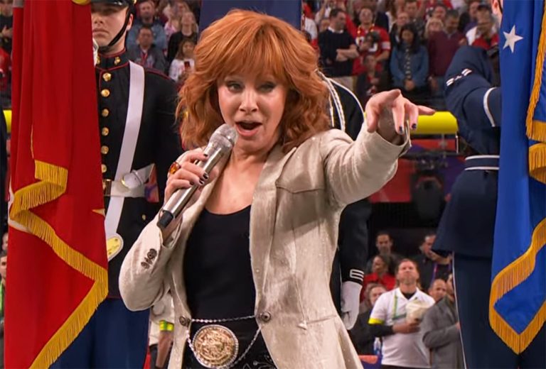 Regardez Reba McEntire chanter l’hymne national au Super Bowl 2024 – TVLine