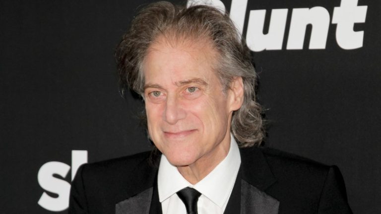 Richard Lewis, comédien et acteur de Curb Your Enthusiasm, décède à 76 ans
