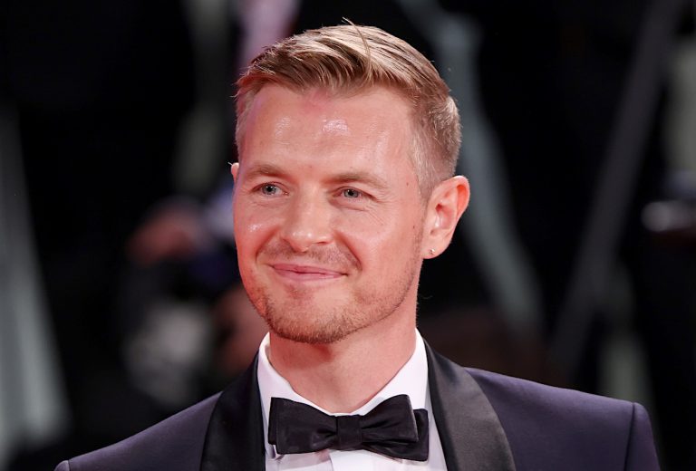 Rick Cosnett jouera le directeur de croisière Julian dans la saison 7