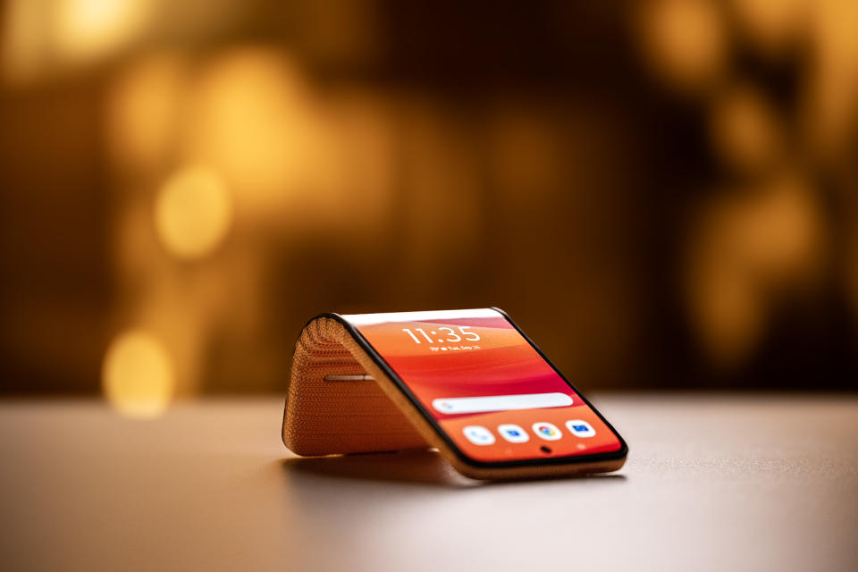 Concept d'affichage adaptatif Motorola montrant un écran plié comme une tente pour se tenir debout sur une table