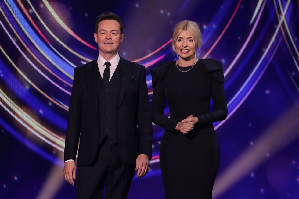 Stephen Mulhern et Holly Willoughby dansent ensemble sur la glace