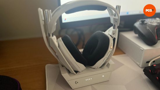 Test de l'Astro A50X - une photo du casque dans son support