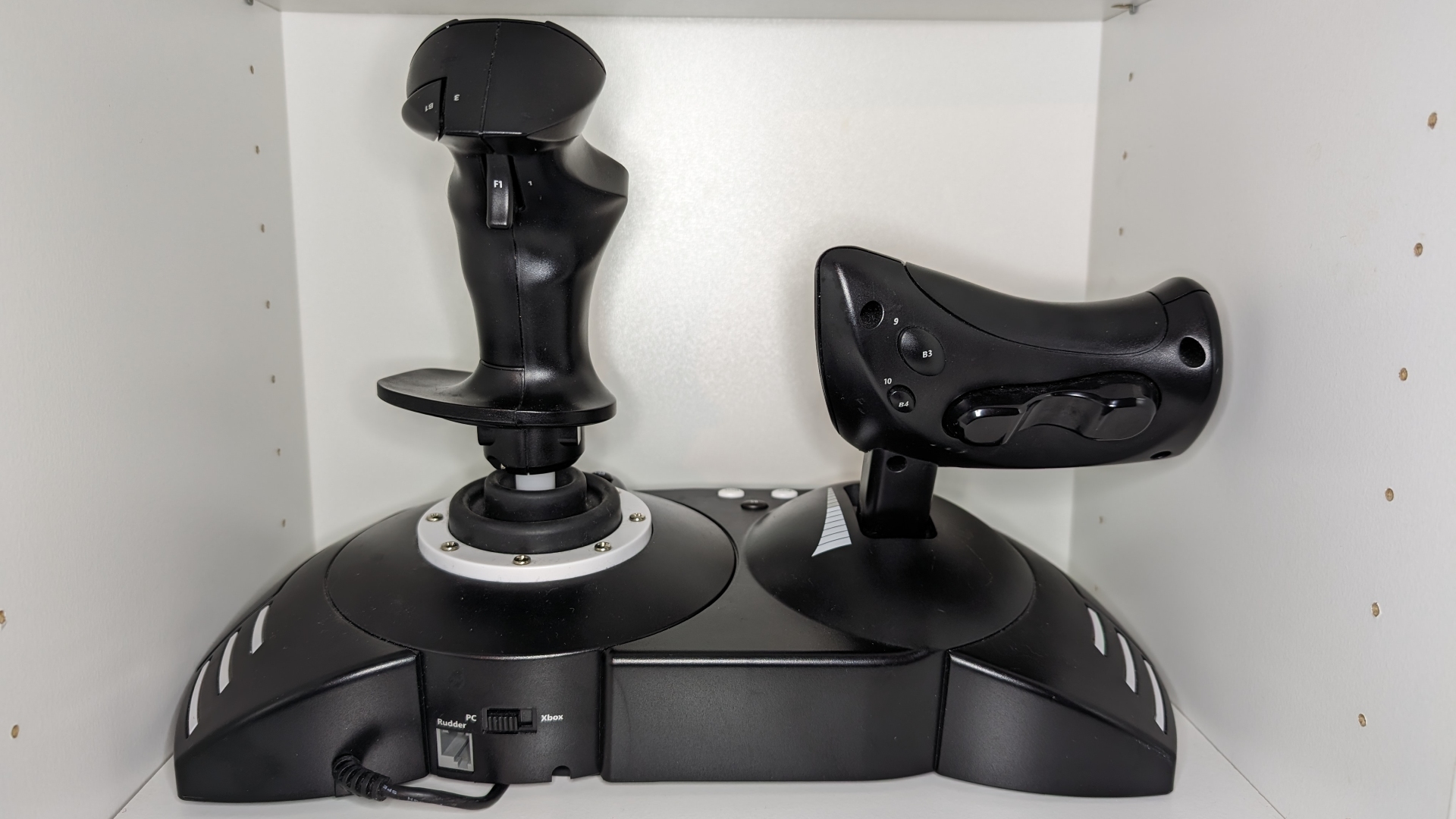 Image d'examen du manche de vol Thrustmaster HOTAS montrant le contrôleur de derrière.