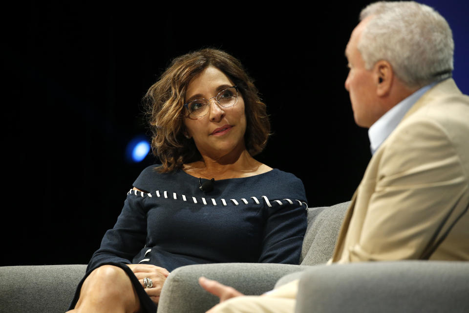 CANNES, FRANCE - 21 JUIN : Linda Yaccarino, présidente de la publicité et des partenariats chez NBCUniversal, et Lorne Michaels, créateur et producteur exécutif de « Saturday Night Live », prennent la parole sur scène lors de la session NBC aux Cannes Lions 2019 : cinquième jour le 21 juin 2019. à Cannes, France.  (Photo de Richard Bord/Getty Images pour Cannes Lions)