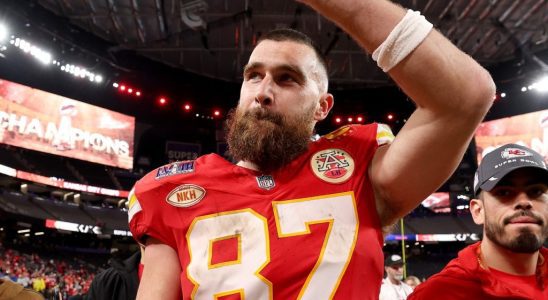 Travis Kelce fait un don de 100 000 $ à deux filles abattues lors du défilé des Chiefs de Kansas City