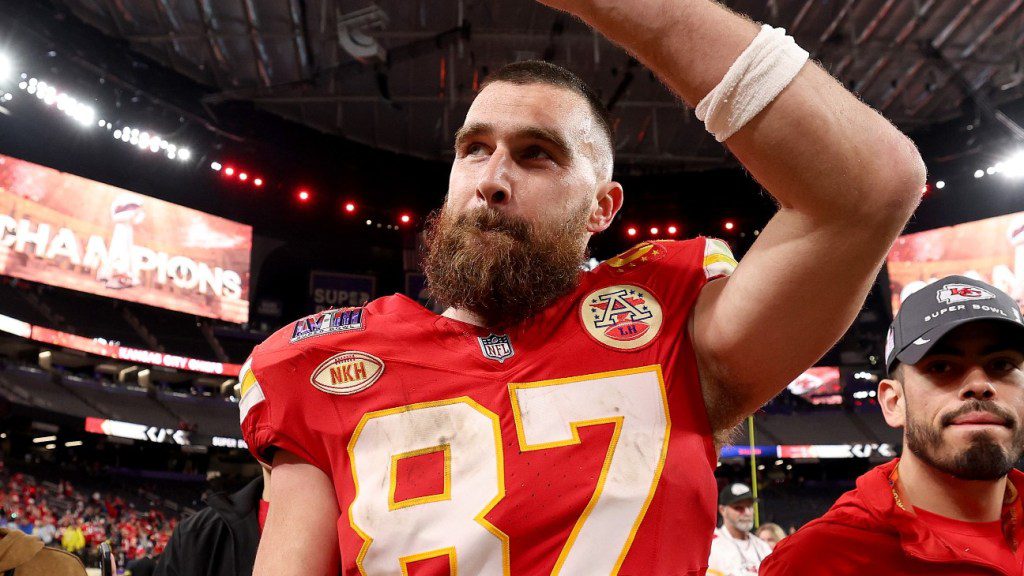 Travis Kelce fait un don de 100 000 $ à deux filles abattues lors du défilé des Chiefs de Kansas City
