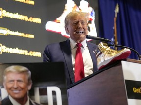 L'ancien candidat républicain à la présidentielle Donald Trump assiste à la Sneaker Con Philadelphia, un événement populaire parmi les collectionneurs de baskets, à Philadelphie, le samedi 17 février 2024. Trump a annoncé une ligne de chaussures portant son nom.