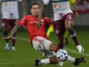 Hugo Mallo, de l'Internacional brésilien, se bat pour le ballon lors d'un match de football demi-finale de la Copa Libertadores au stade Beira Rio de Porto Alegre, Brésil, le mercredi 4 octobre 2023. Le joueur de football Hugo Mallo sera jugé pour une accusation qu'il a touchée de manière inappropriée. une mascotte avant un match de championnat espagnol en 2019, ont annoncé mercredi des responsables du tribunal.  Mallo, qui nie tout acte répréhensible, était avec le Celta Vigo lorsque l'incident présumé s'est produit avant un match de première division contre l'Espanyol.  Le joueur espagnol de 32 ans joue actuellement pour le club brésilien de l'Internacional.