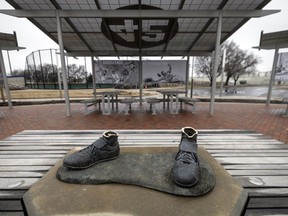 Une statue en bronze du légendaire pionnier du baseball Jackie Robinson a été volée dans un parc de Wichita, au Kansas, tôt le matin du jeudi 25 janvier 2024. La statue, d'une valeur de 75 000 $, était la pièce maîtresse du stade de baseball de la Ligue 42. , une ligue de baseball créée en 2015 pour aider les enfants ayant peu accès aux sports organisés.  La ligue compte actuellement 600 jeunes inscrits pour jouer ce printemps.  La police de Wichita a déclaré lors d'une conférence de presse vendredi qu'elle travaillait désespérément pour arrêter les voleurs.