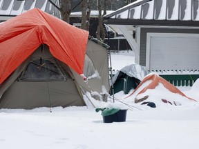 Les personnes sans logement et ceux qui travaillent avec eux applaudissent cette semaine à l'appel lancé cette semaine par le défenseur du logement du Canada aux provinces pour qu'elles augmentent le salaire minimum et les taux d'aide sociale alors que le pays est aux prises avec une crise de campement.  Un campement de tentes derrière le bâtiment colonial est présenté à St. John's le samedi 6 janvier 2024.