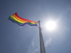 Un drapeau arc-en-ciel est visible à l'hôtel de ville de Toronto, le mardi 31 mai 2016.