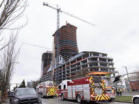 Un mort alors qu’une charge de grue tombe sur un immeuble en construction à Vancouver