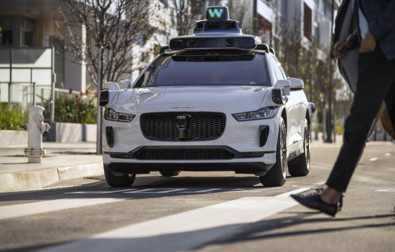 Waymo a émis un rappel après que deux robotaxis se soient écrasés dans la même camionnette