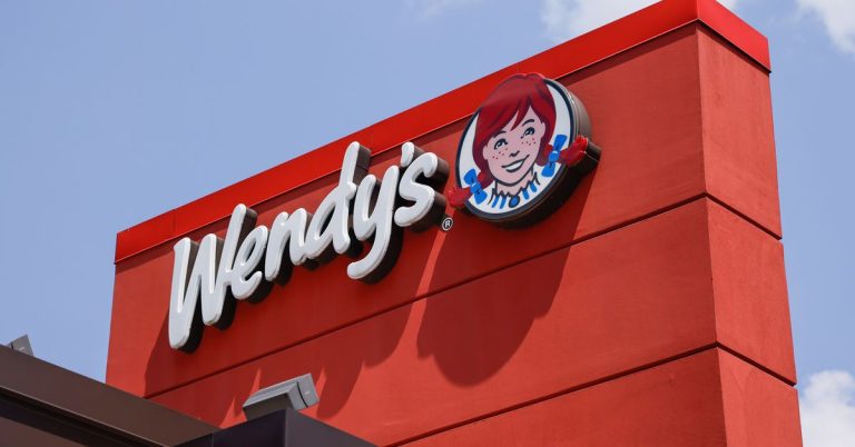 Wendy’s trahit les amateurs de nuggets épicés du monde entier et introduira des prix élevés