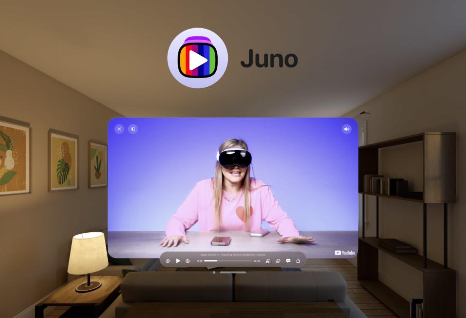 Image promotionnelle de l'application Juno (YouTube) pour Apple Vision Pro.  Un écran flottant affiche une vidéo YouTube d'une personne portant le casque.  Un salon est visible derrière l’écran flottant.