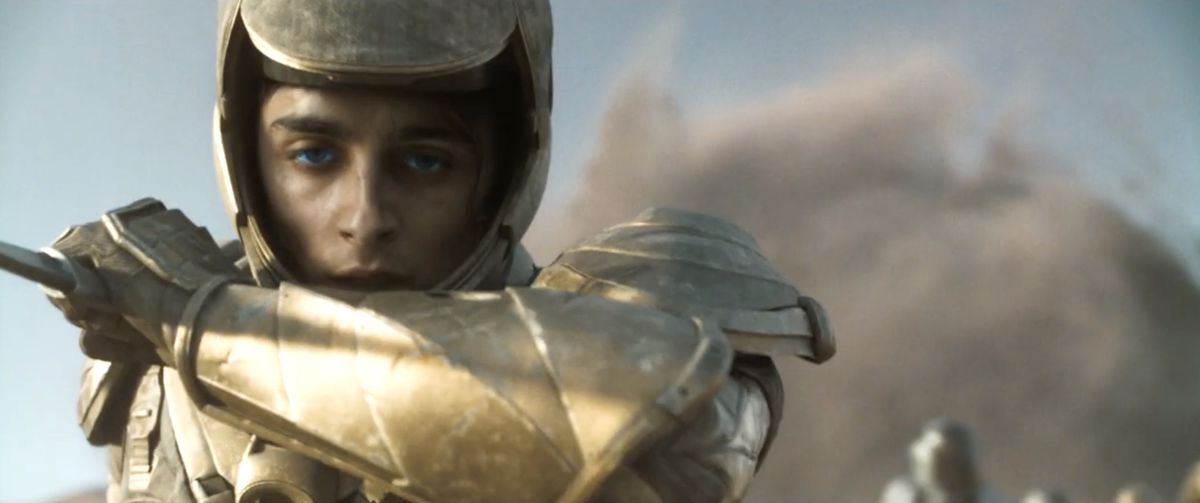 un gros plan de Paul (Timothée Chalamet) portant une armure dorée dans Dune