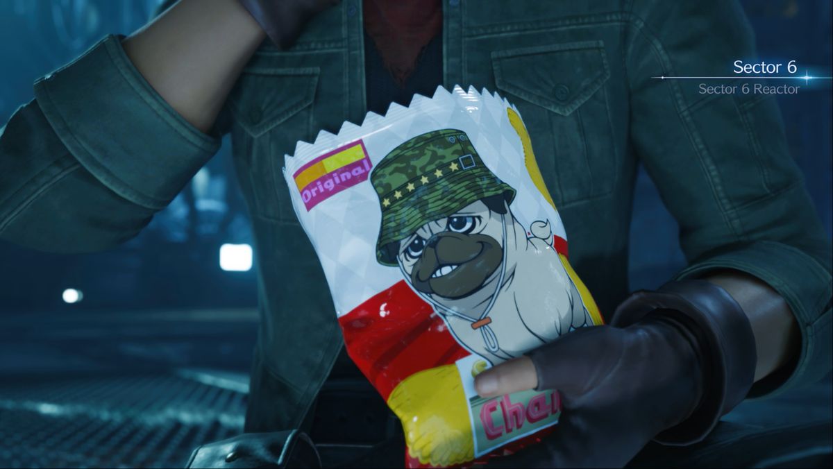 Biggs tient un sac de chips dans Final Fantasy 7 Rebirth, cette fois avec une photo d'un carlin portant un chapeau militaire.