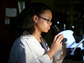 Anthaea-Grace Dennis a obtenu son diplôme avec distinction du programme de sciences biomédicales de l'Université d'Ottawa l'été dernier, à l'âge de 12 ans.