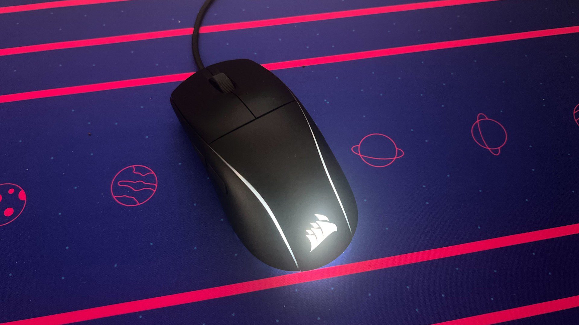 Test Corsair M75 – un nouveau standard pour les souris de jeu filaires
