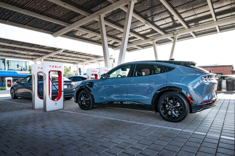 Les propriétaires de véhicules électriques Ford peuvent désormais utiliser les superchargeurs Tesla aux États-Unis et au Canada