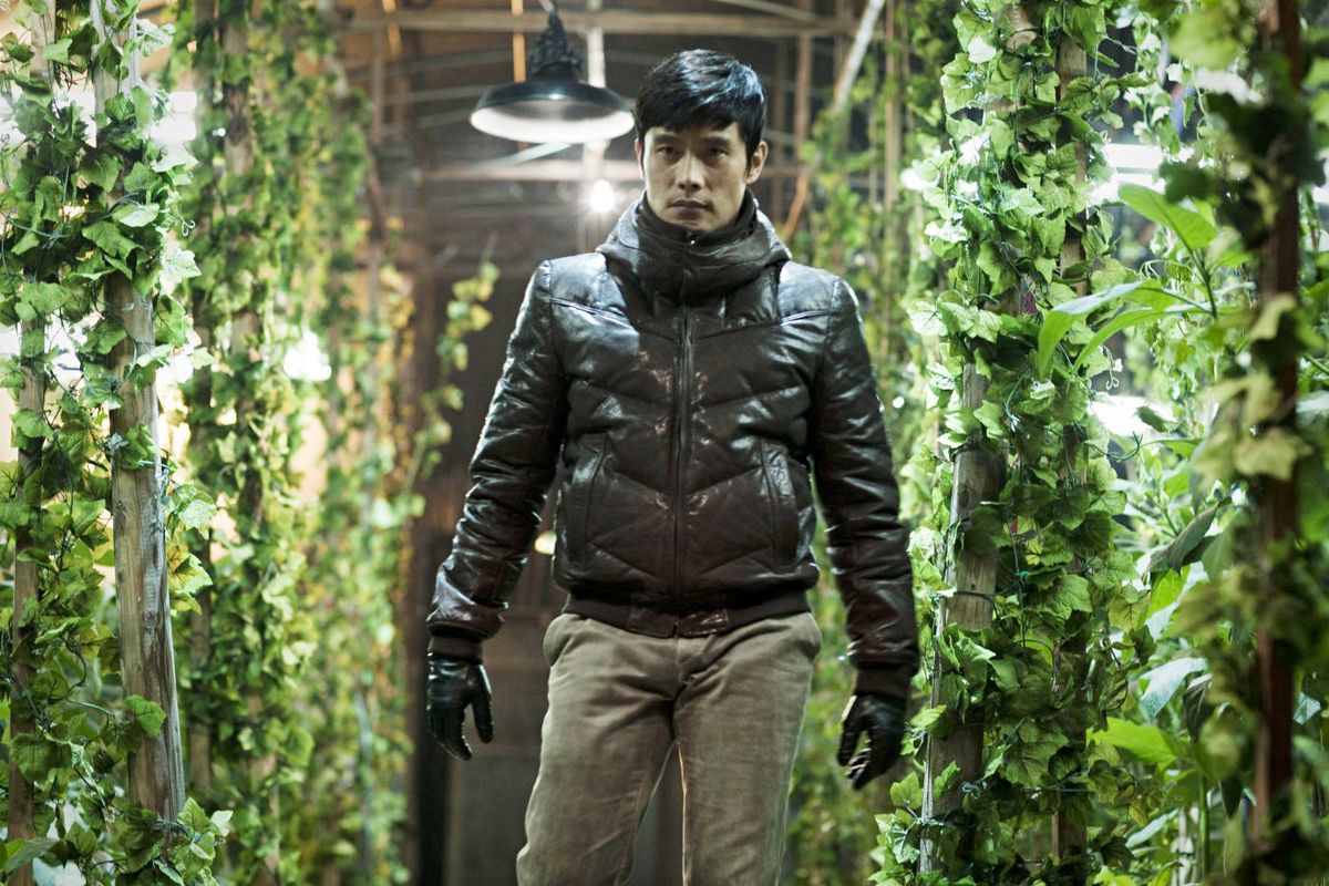 L'agent spécial Kim Soo-hyeon (Lee Byung-hun) traque sa proie dans une serre dans I Saw The Devil.