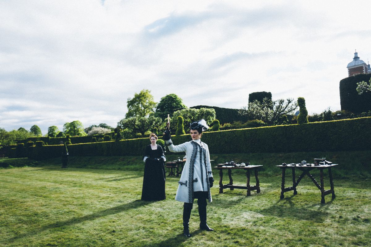 Rachel Weisz tire avec une arme à feu sous le regard d'Emma Stone dans The Favorite