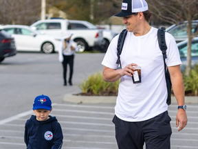 Le releveur des Blue Jays Erik Swanson avec son fils Toby dans une image publiée sur son Instagram le 13 février 2024.