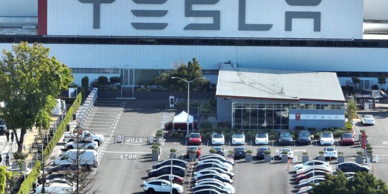 Tesla doit faire face à un recours collectif contre le racisme de la part de 6 000 travailleurs noirs, selon un juge