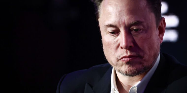 Le juge se moque de X pour son argument « insipide » dans le procès pour discours de haine de Musk