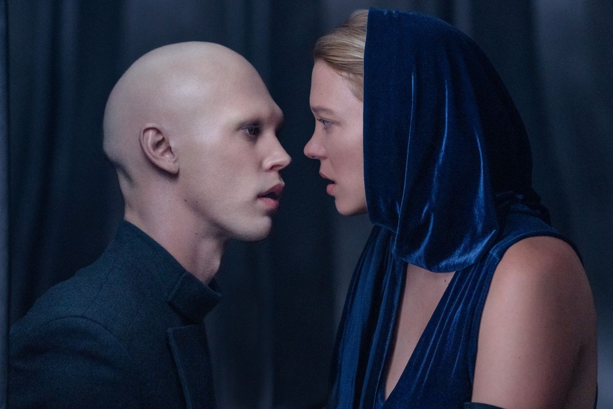 Feyd-Rautha Harkonnen (Austin Butler) et Lady Margot Fenring (Léa Seydoux) se tiennent bouche bée, face à quelques centimètres l'une de l'autre, dans Dune : Deuxième partie de Denis Villeneuve