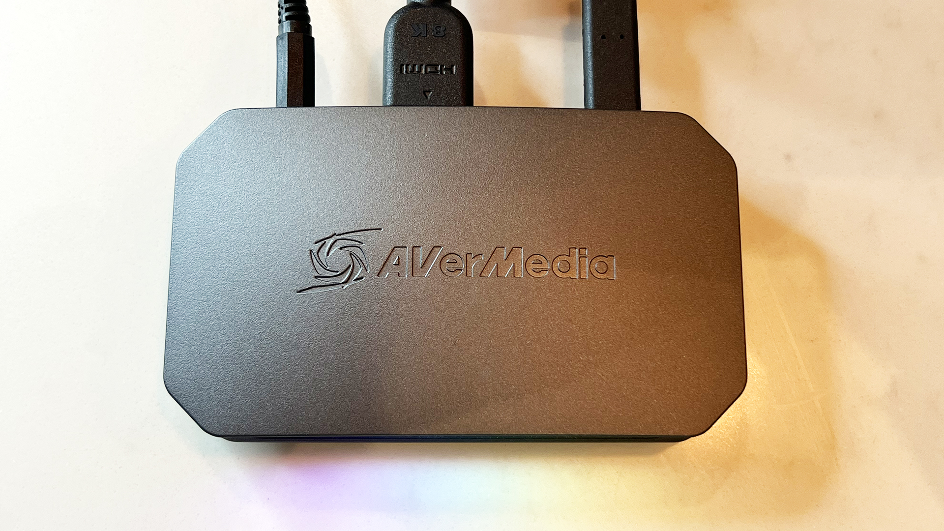 Image d'évaluation d'AverMedia Live Gamer Ultra 2.1 montrant le produit vu du dessus.